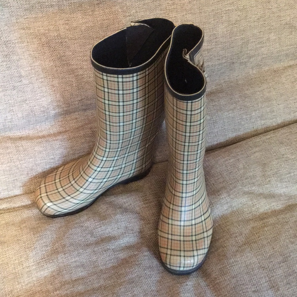 Burberry styled rain boots sized 8/8.5
